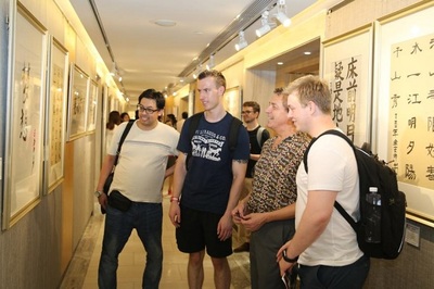 以墨会友 “东方杯”汉字书法大赛颁奖典礼在深举行，见证外籍友人执着文化交融